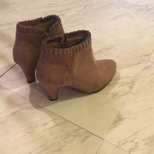 Aerosoles tan suede booties size 6.5